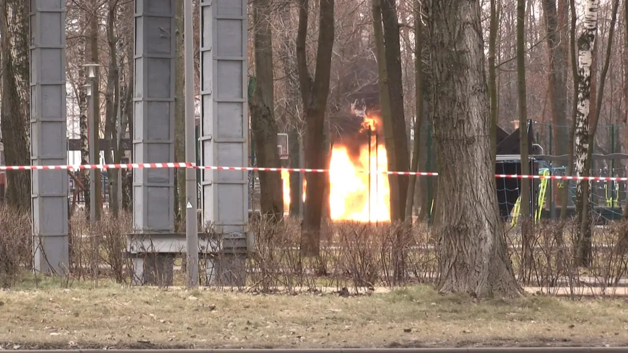 Life.ru публикует видео подрыва украинского дрона с неразорвавшимся снарядом в Москве