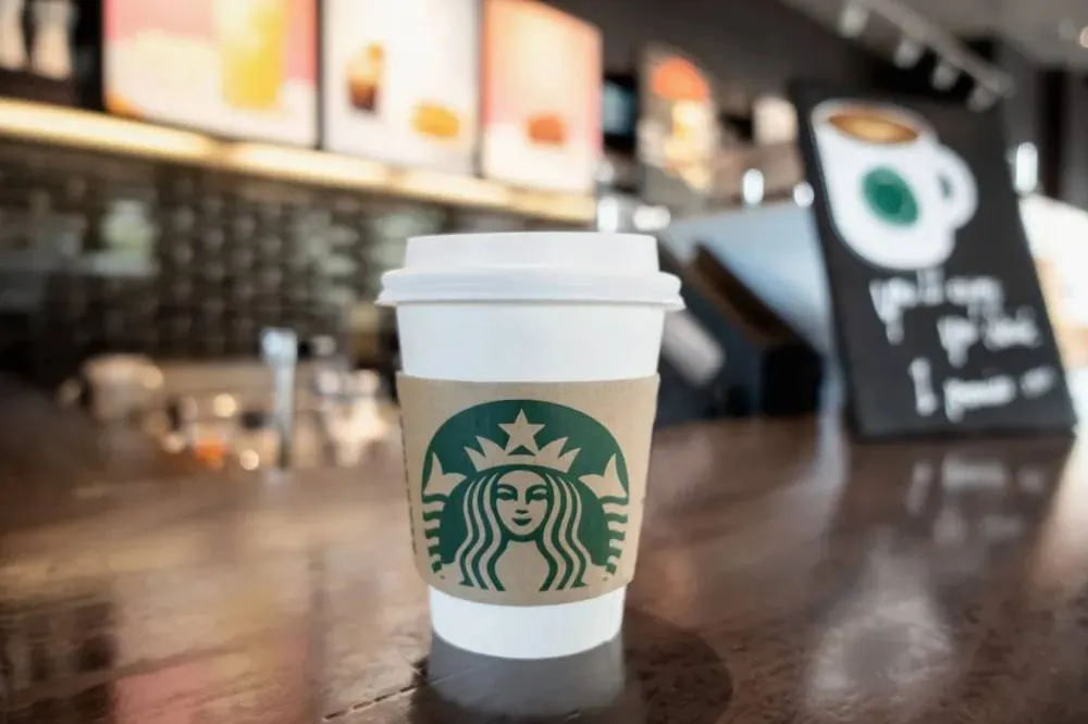 Калифорниец отсудил у Starbucks $50 млн за пролитый на колени напиток