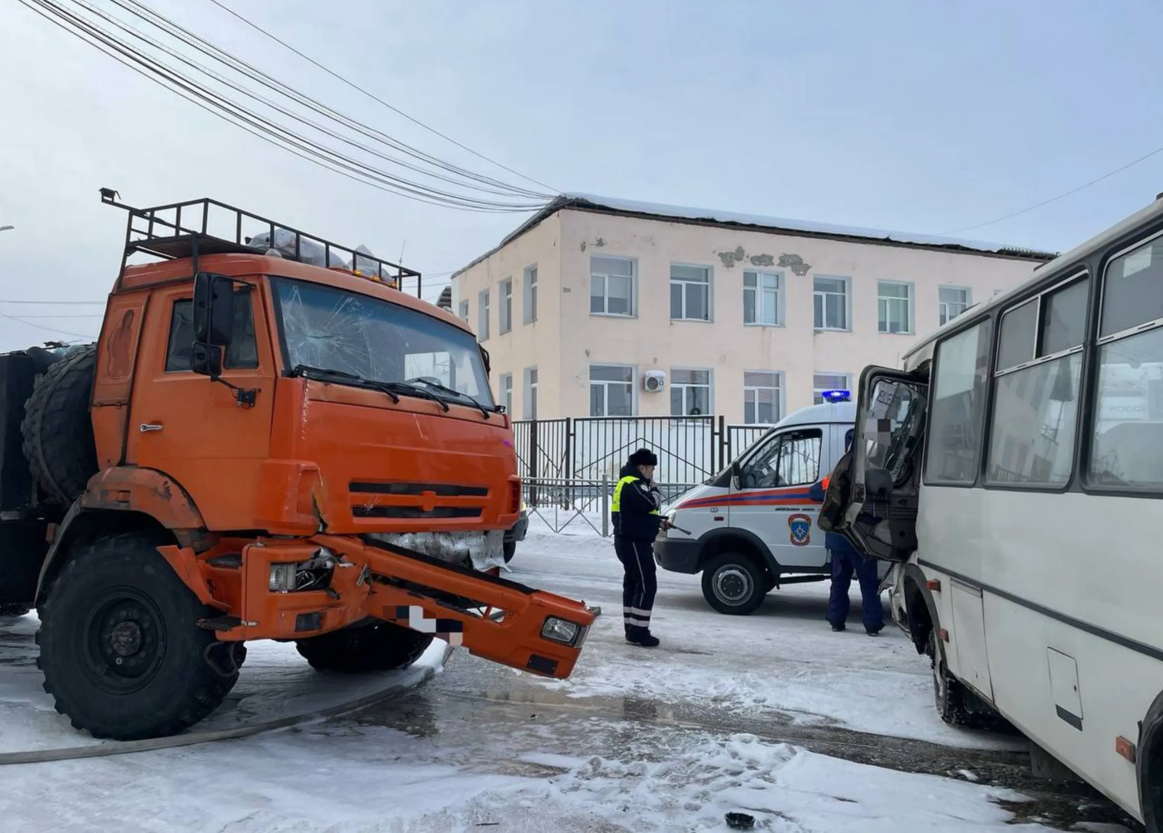 Четыре ребёнка пострадали в ДТП с автобусом и КамАЗом в Якутске