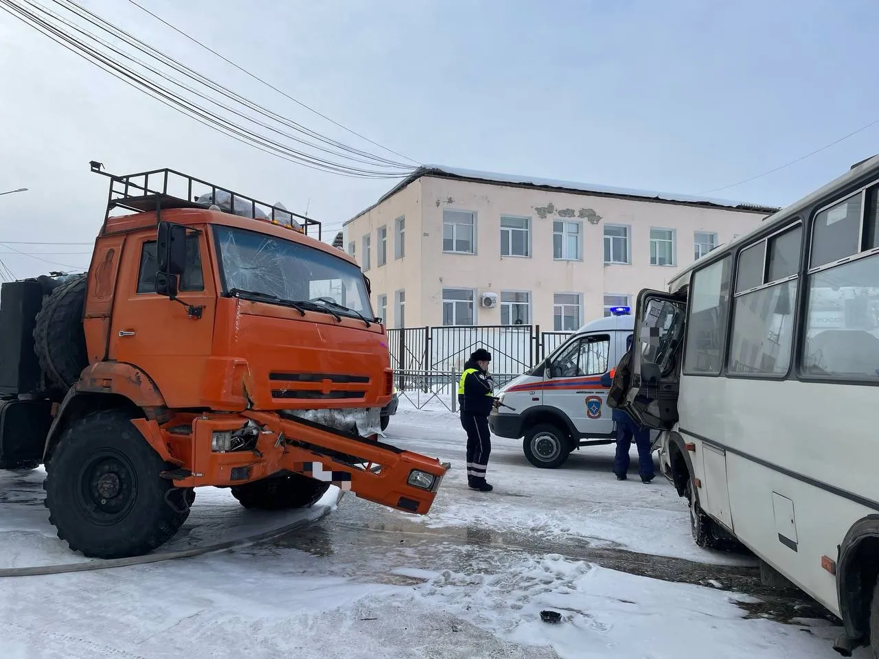 В Якутске 14 человек пострадали при столкновении КамАЗа и автобуса