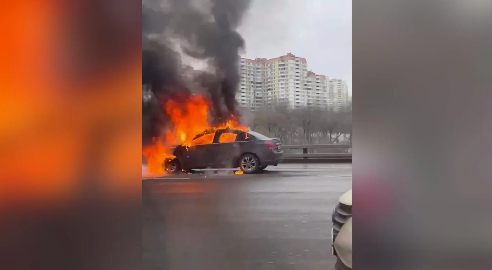 Иномарка загорелась в результате массового ДТП на МКАД