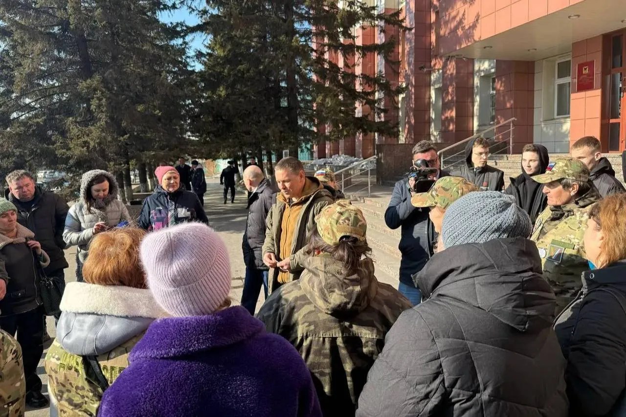 Толпа окружила Правительство Забайкалья из-за одного решения чиновника