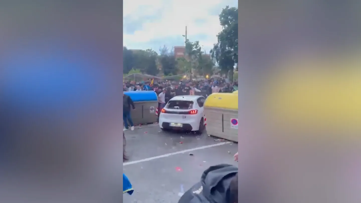 Около 10 человек пострадали при наезде авто на футбольных фанатов в Испании 
