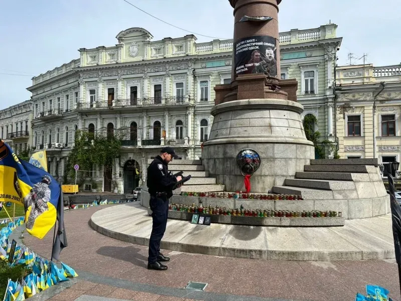 В Одессе неизвестные перекрасили постамент Екатерине II в цвет российского флага
