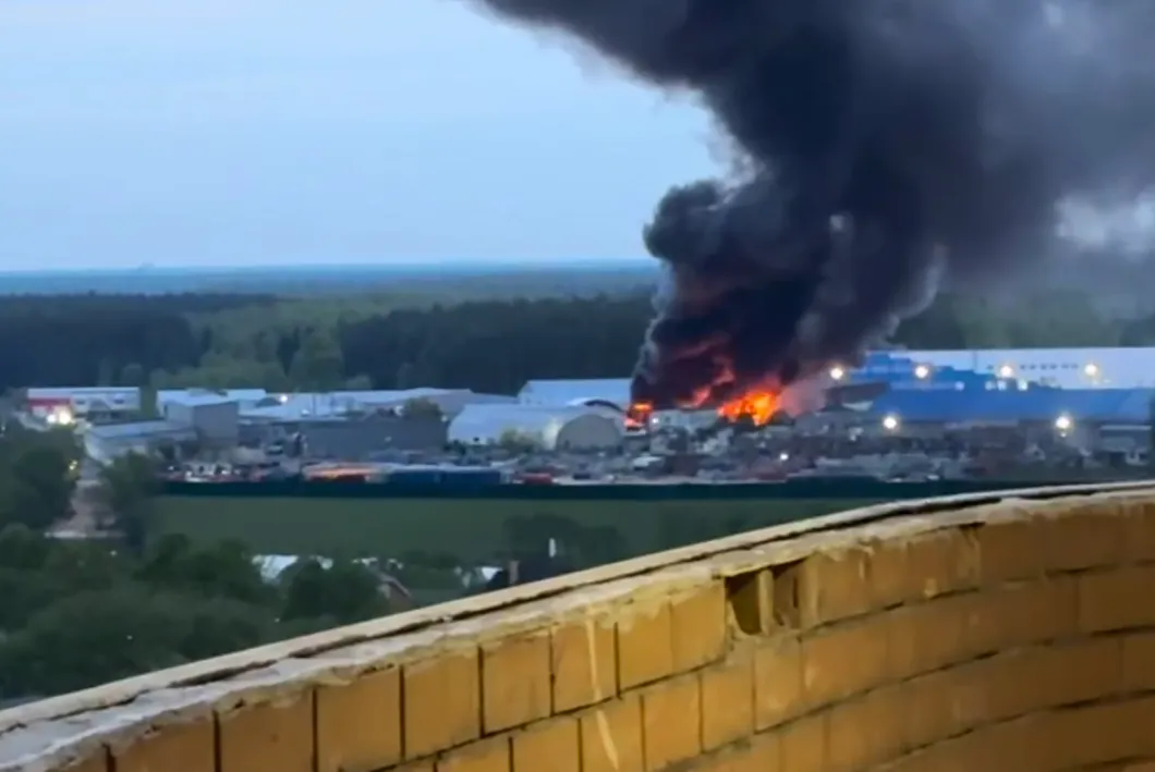 Сильный пожар начался в здании автосервиса в подмосковном Подольске