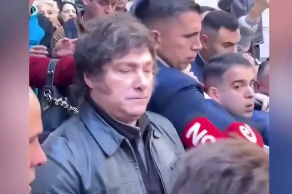 В Аргентине репортёр ударил президента по лицу