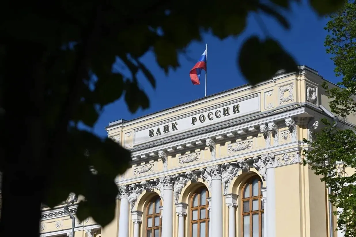 Банк России понизил курсы доллара и евро