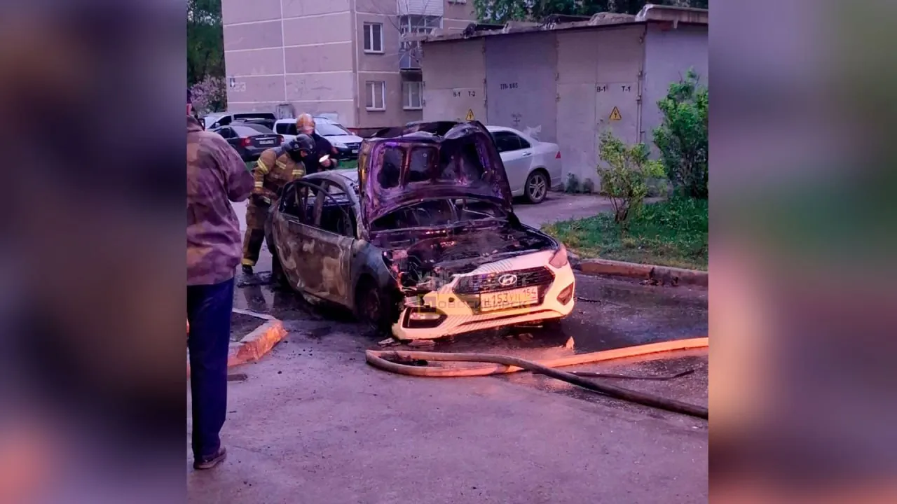 Искры и пламя: Машина взорвалась во время движения во дворе многоэтажки в Новосибирске