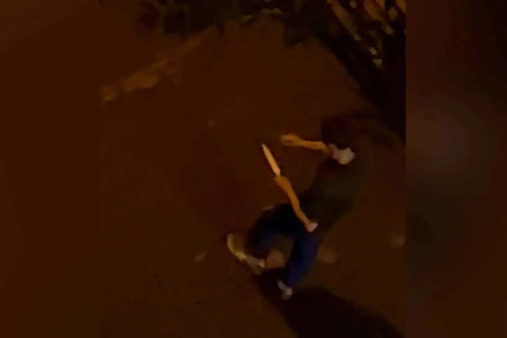 В Москве мужчина с ножом ходит по двору и обещает зарезать девушку