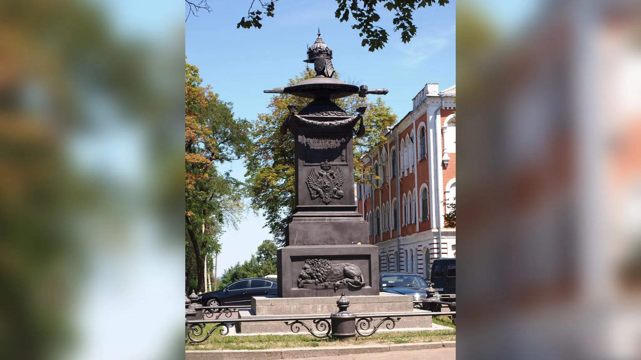 В Полтаве снесли памятник Петру I, вместо него поставят монумент Петлюре