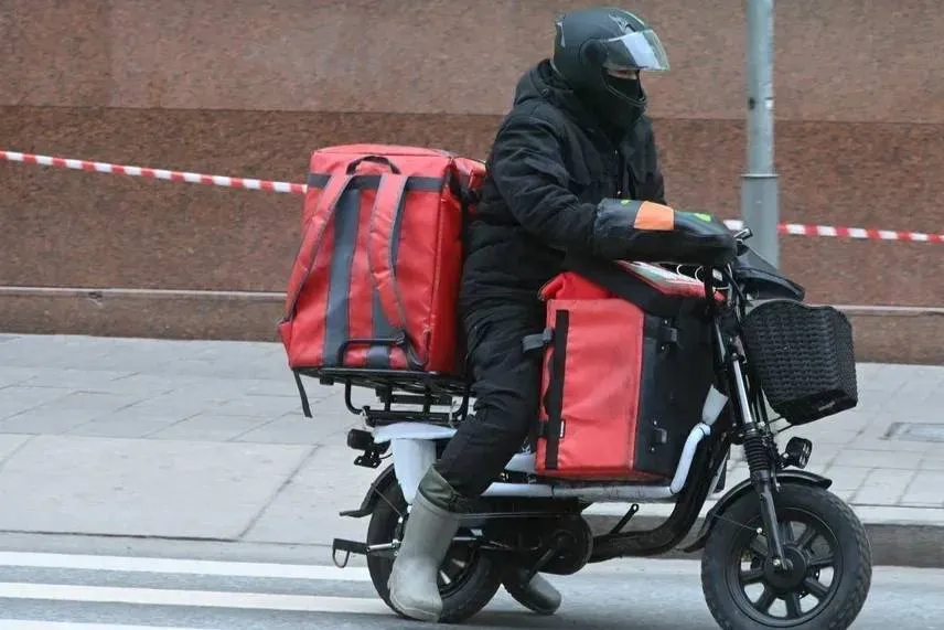 «Вывести из тени»: В России хотят усилить контроль за курьерами-мигрантами