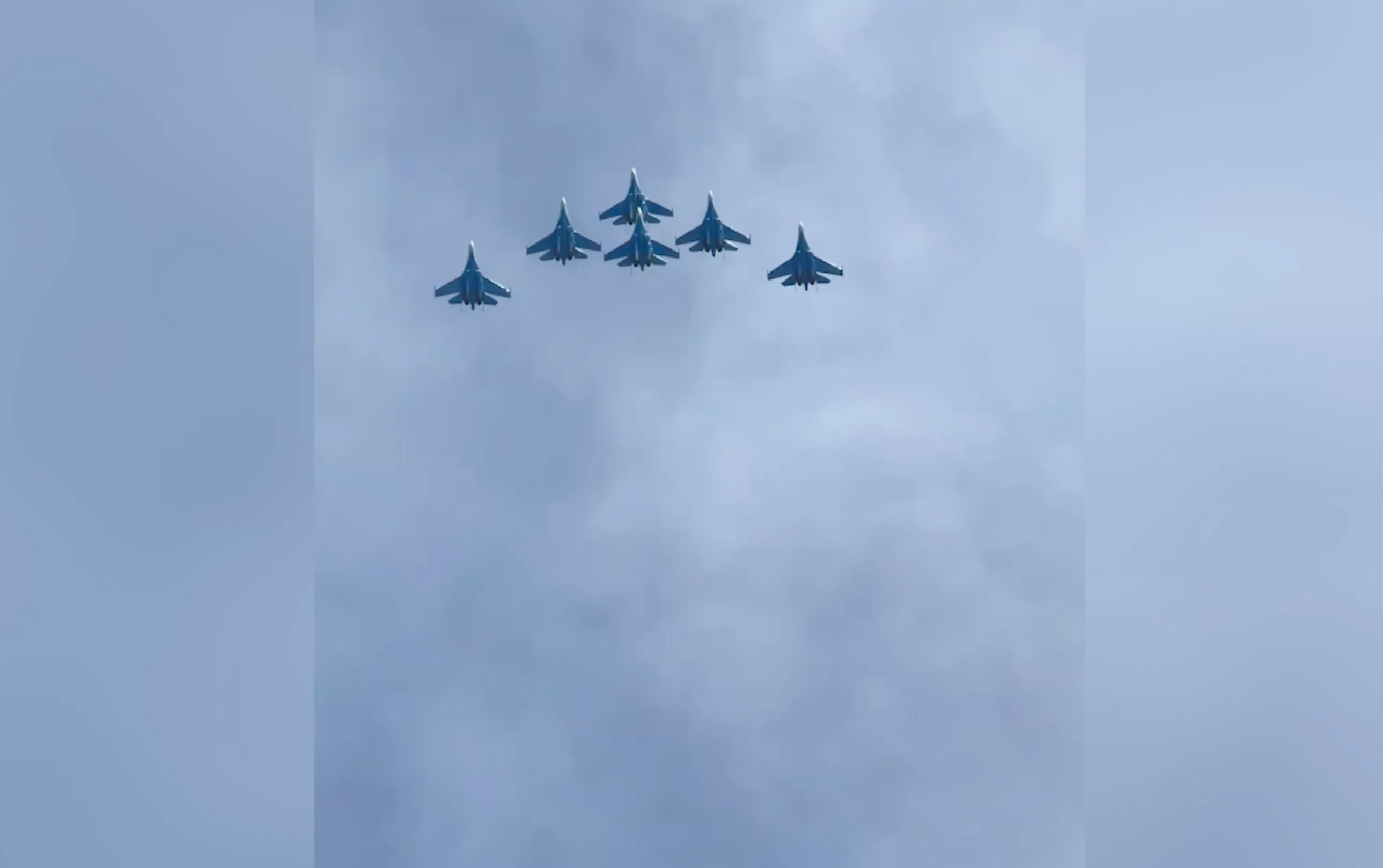 «Русские витязи» снова нарушили законы физики на Су-35 и восхитили зрителей в Малайзии