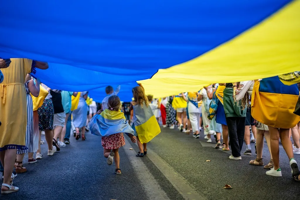 Фонд Зеленской выяснил, что каждый четвёртый ребёнок на Украине хочет уехать
