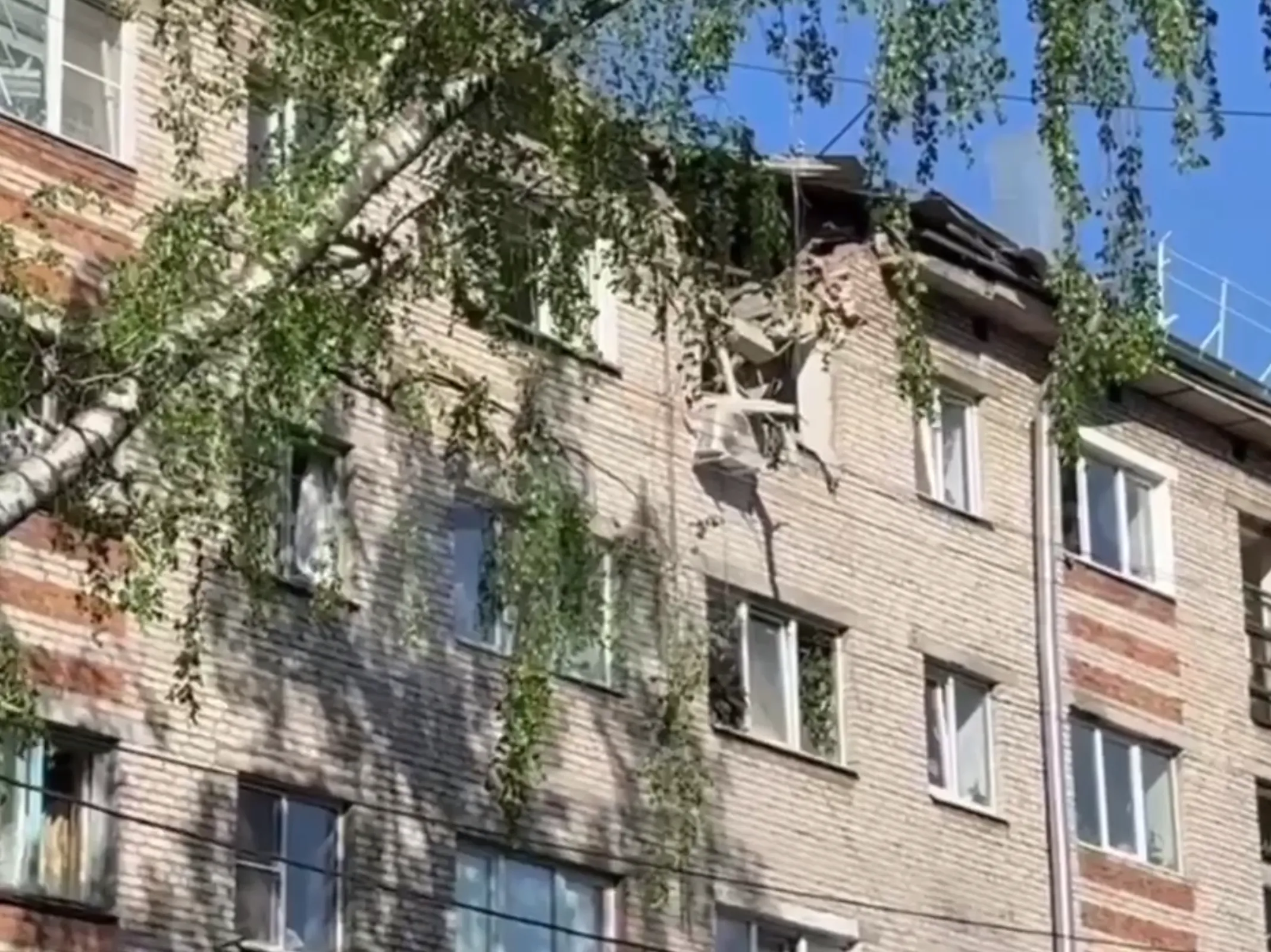 Проломленная крыша и выбитые окна: Пятиэтажку в Туле сняли на видео после атаки дрона