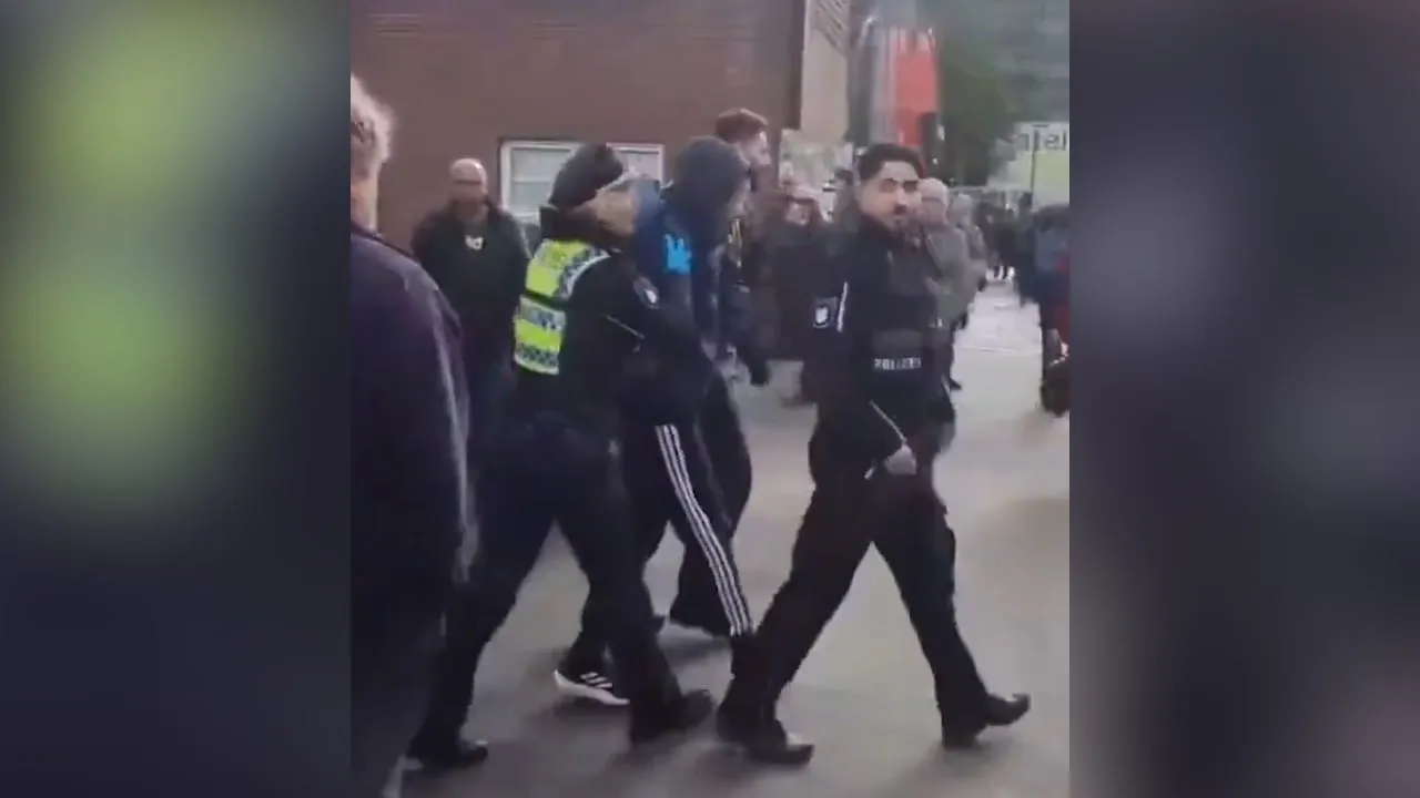 Число раненых при нападении женщины с ножом в Гамбурге достигло 18