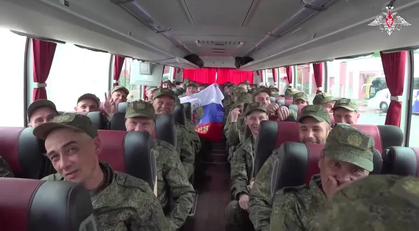 «Спасибо Родине и президенту!»: Появилось видео с бойцами ВС РФ, вернувшимися из плена