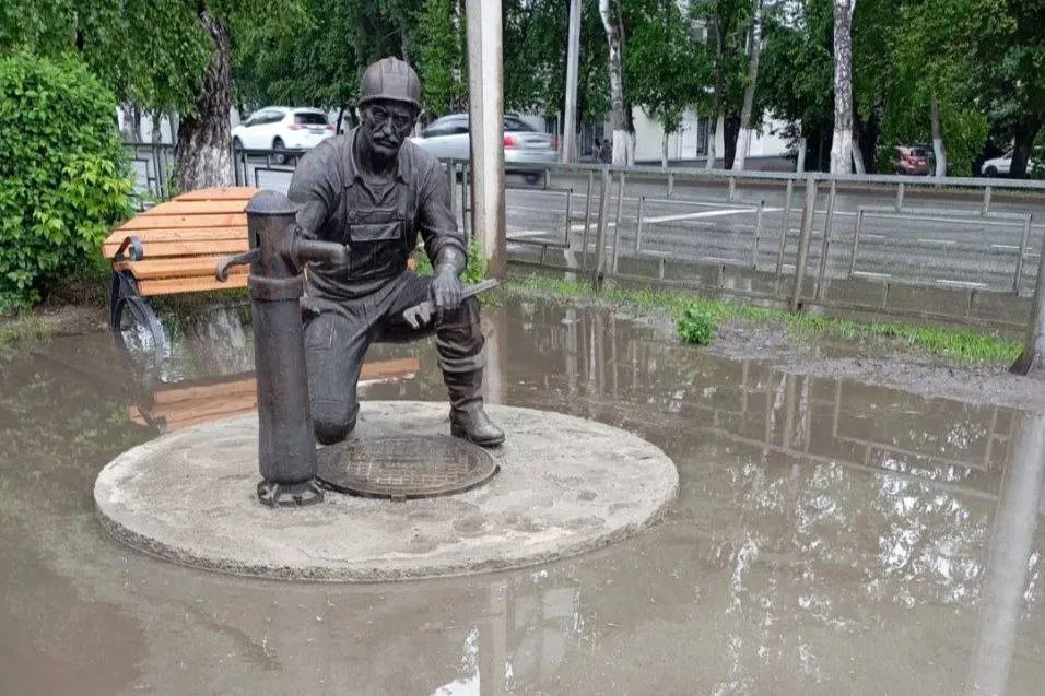 Петрович тонет: Памятник коммунальщикам затопило в Горно-Алтайске