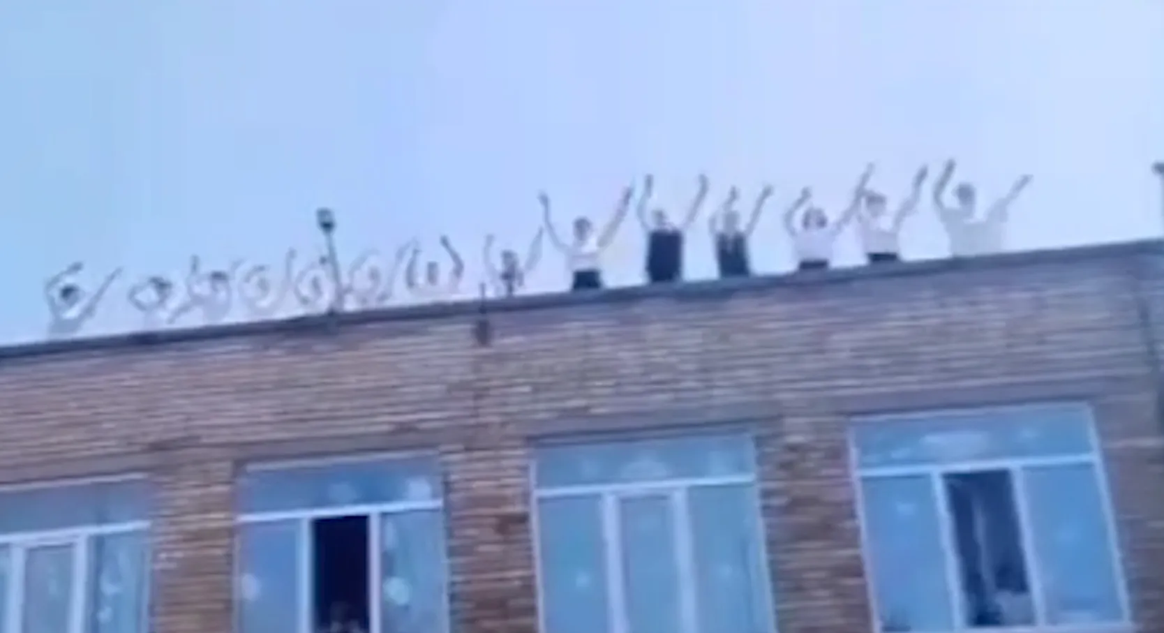 Последний звонок на высоте: В Приморье проверяют видео с танцами выпускников на крыше школы