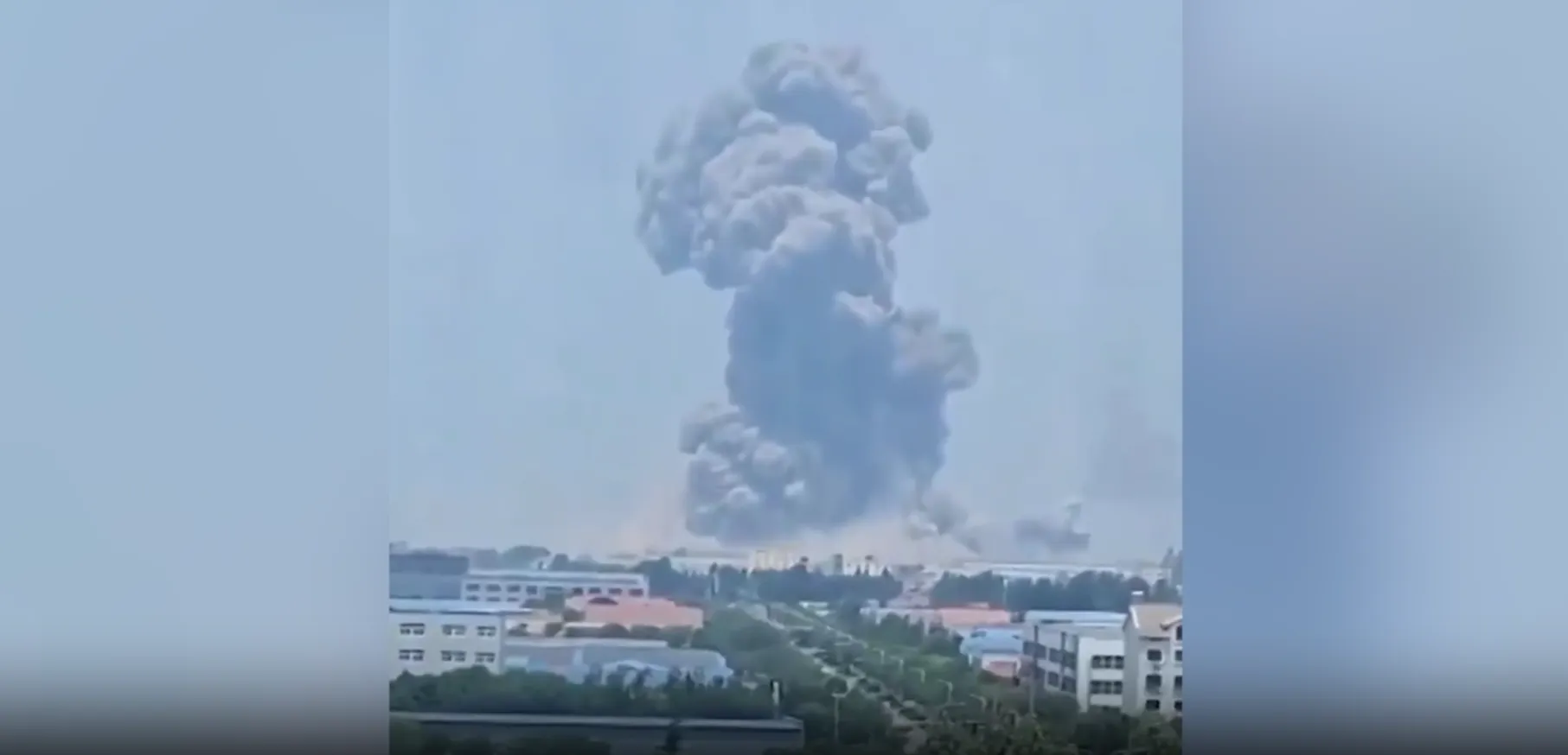 Огромный столб дыма после взрыва на химзаводе в Китае сняли на видео