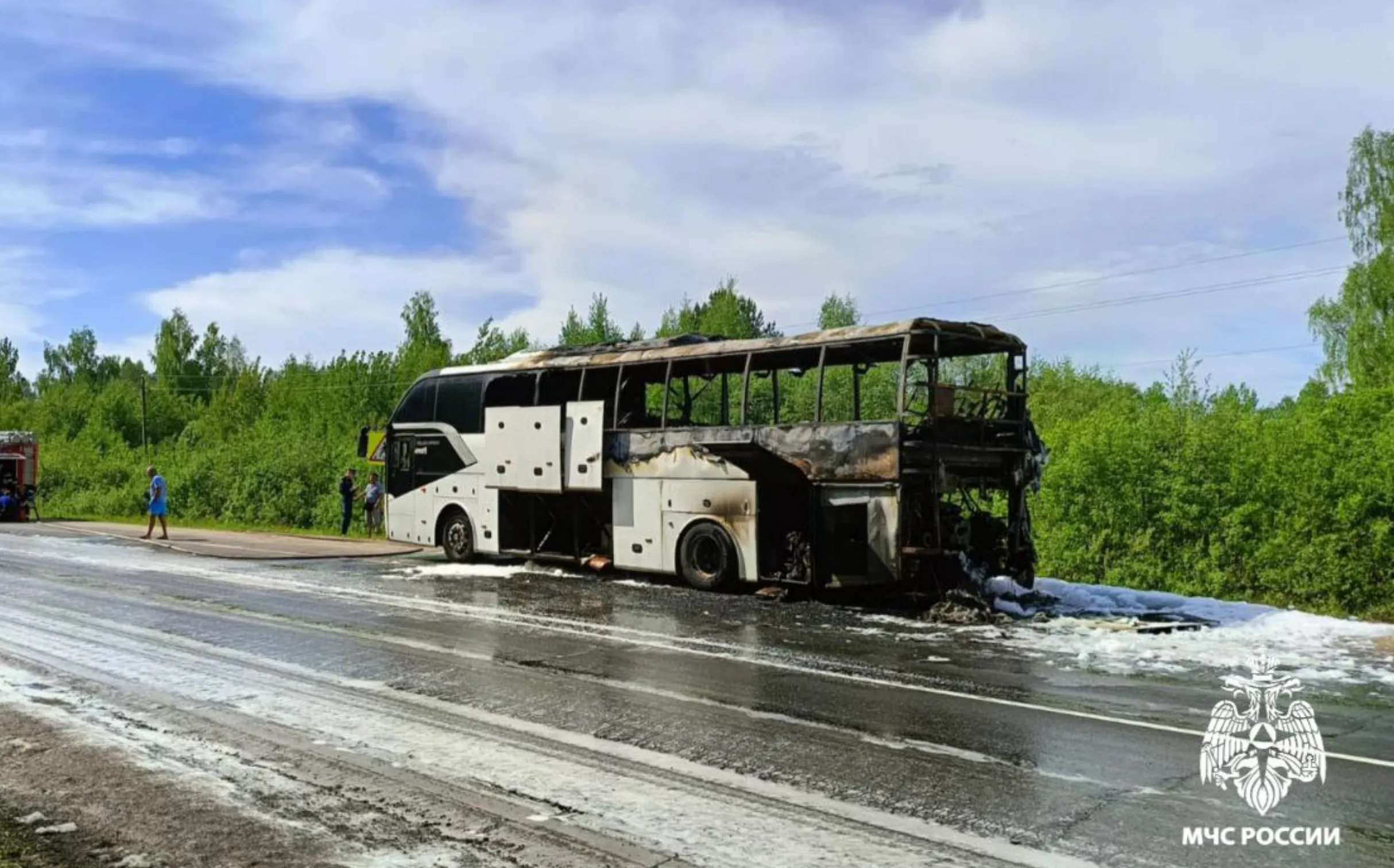 На трассе Костромской области сгорел автобус, который вёз детей в санаторий
