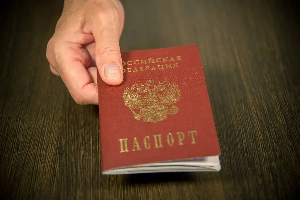Треш-блогерша из Петербурга подтёрлась паспортом РФ, как туалетной бумагой, и сняла всё на видео