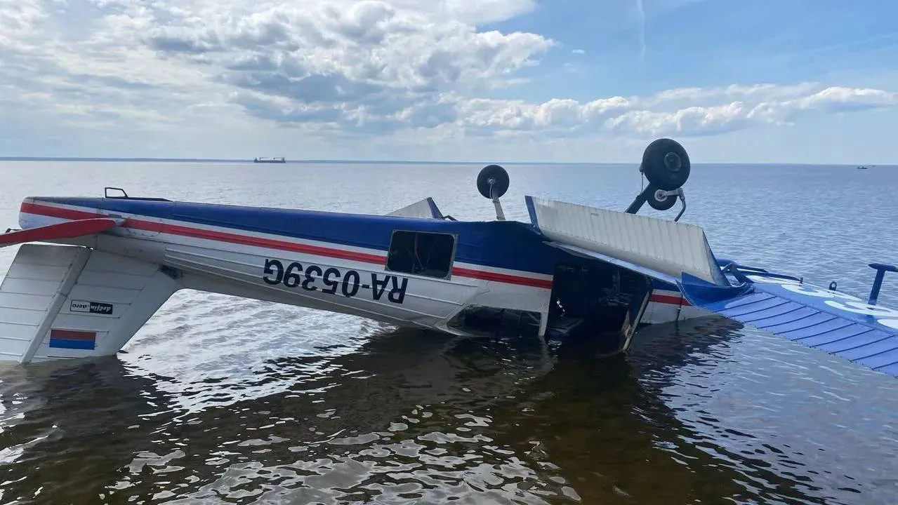 В Петербурге легкомоторный самолёт экстренно сел на пляже из-за отказа двигателя