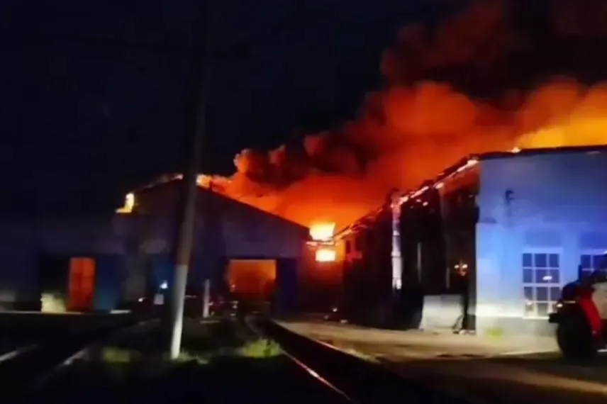 В Иркутской области горит локомотивное депо, пламя локализовали на 2 тыс. кв.