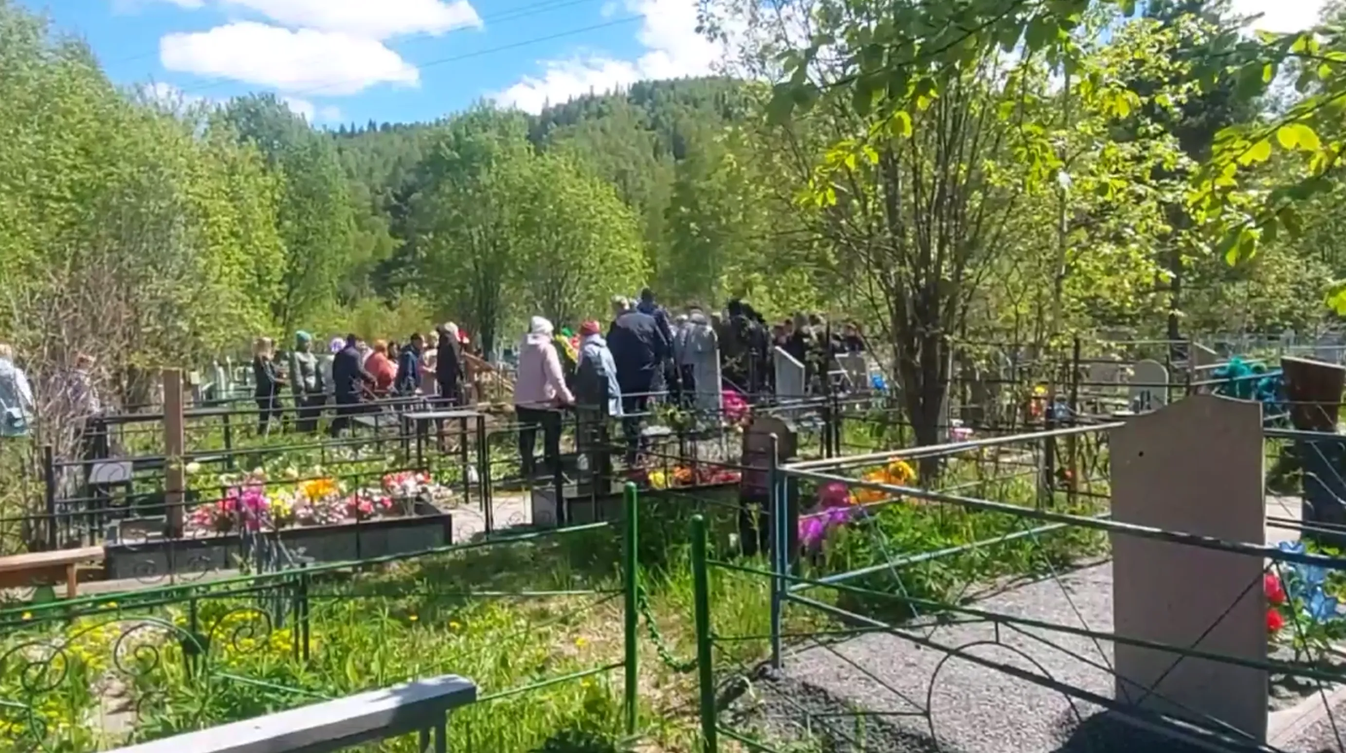 Потеря, которую невозможно восполнить: Байкальск простился с убитыми на вписке детьми