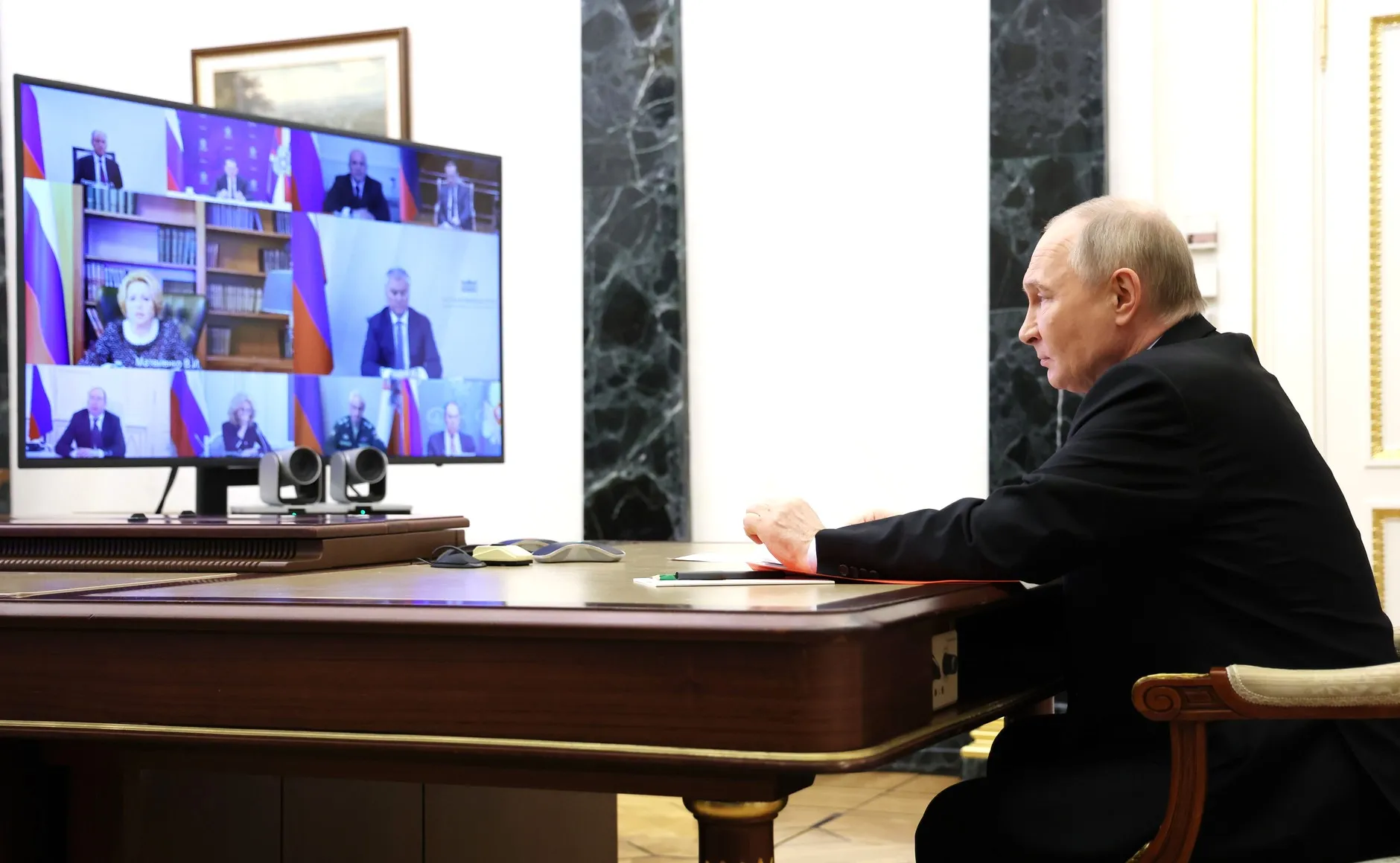 Путин и члены Совбеза обсудили ситуацию в области здравоохранения