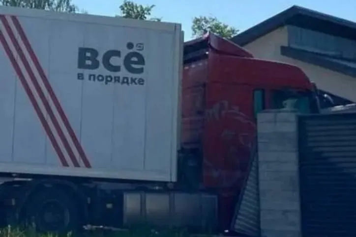 В Пермском крае фура с надписью «всё в порядке» протаранила частный дом