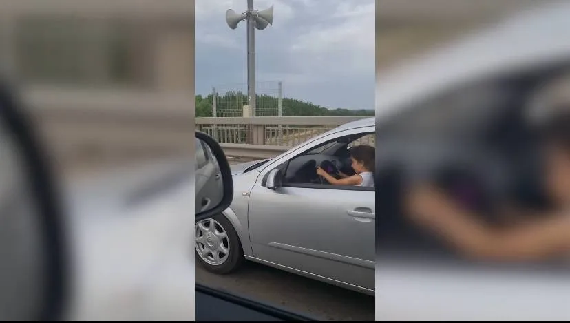 Малышка на драйве: Ребёнок за рулём легковушки проехался по Рязани и попал на видео
