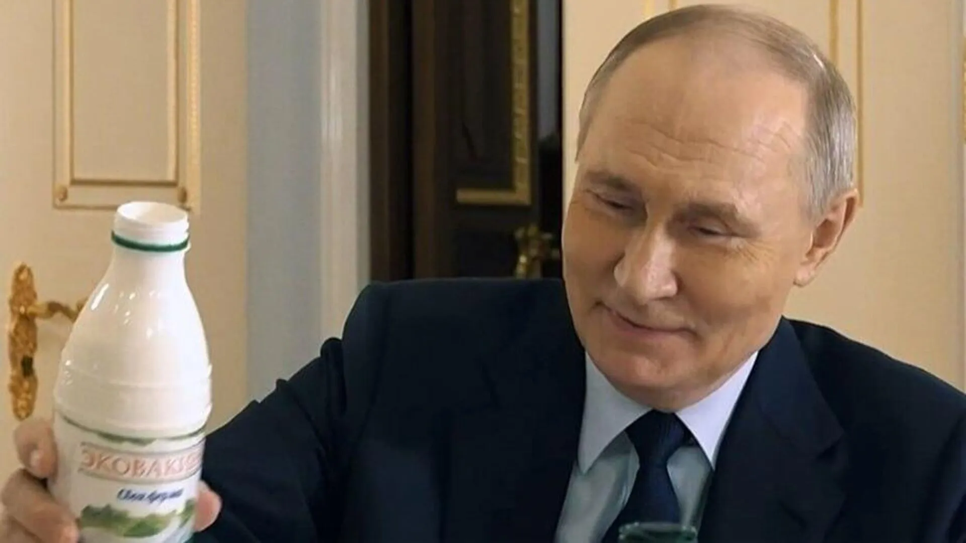 Песков объяснил внимание к кефиру на столе у Путина консолидацией общества