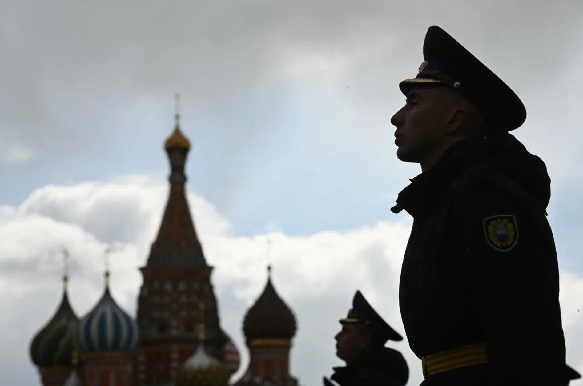 Путин с трибуны на Красной площади объявил минуту молчания