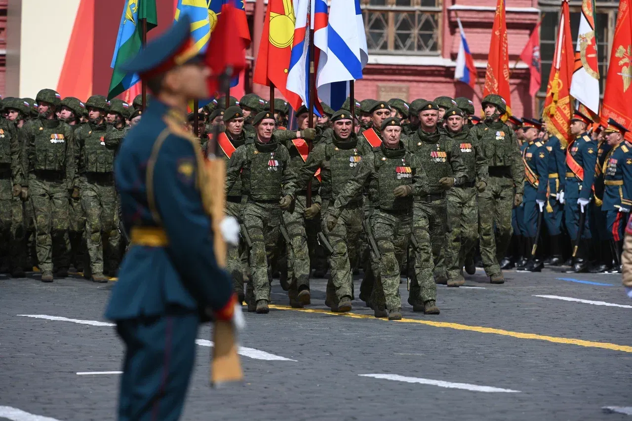 Гости Парада Победы в Москве встали, приветствуя участников СВО