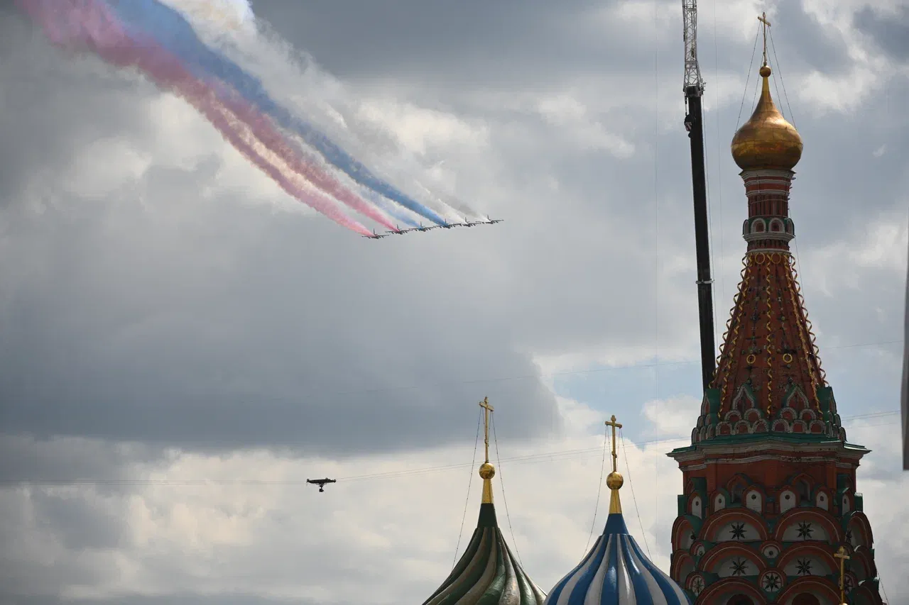 Военные самолёты окрасили небо над Москвой в цвета российского флага