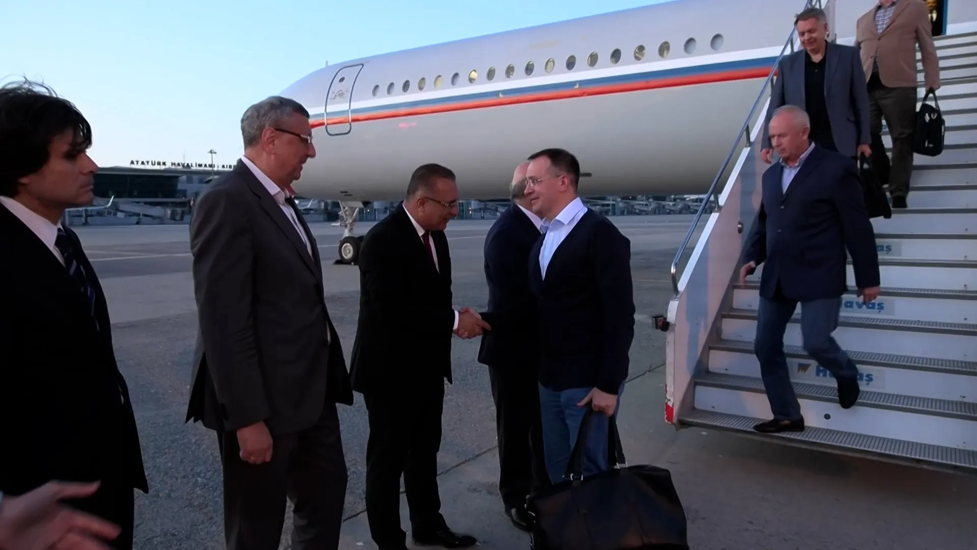 Появилось видео прилёта делегации РФ в Стамбул для переговоров с Украиной