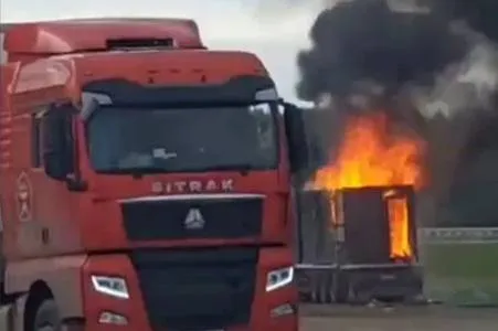 Момент вылета дронов из фуры в Иркутской области попал на видео