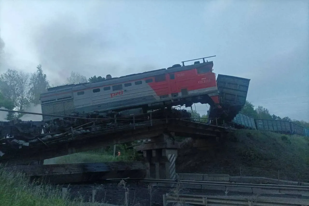 В Курской области во время движения грузового локомотива рухнул мост, есть пострадавшие