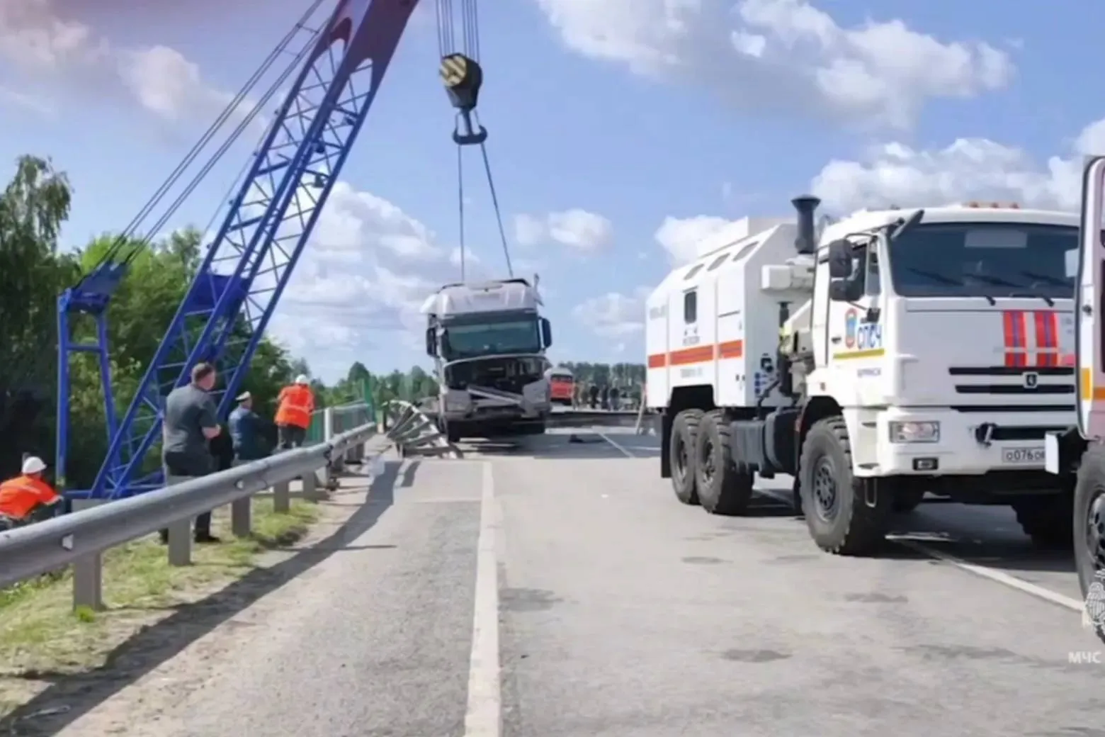 Спасатели вытащили фуру, которая вместе с мостом упала на поезд под Брянском