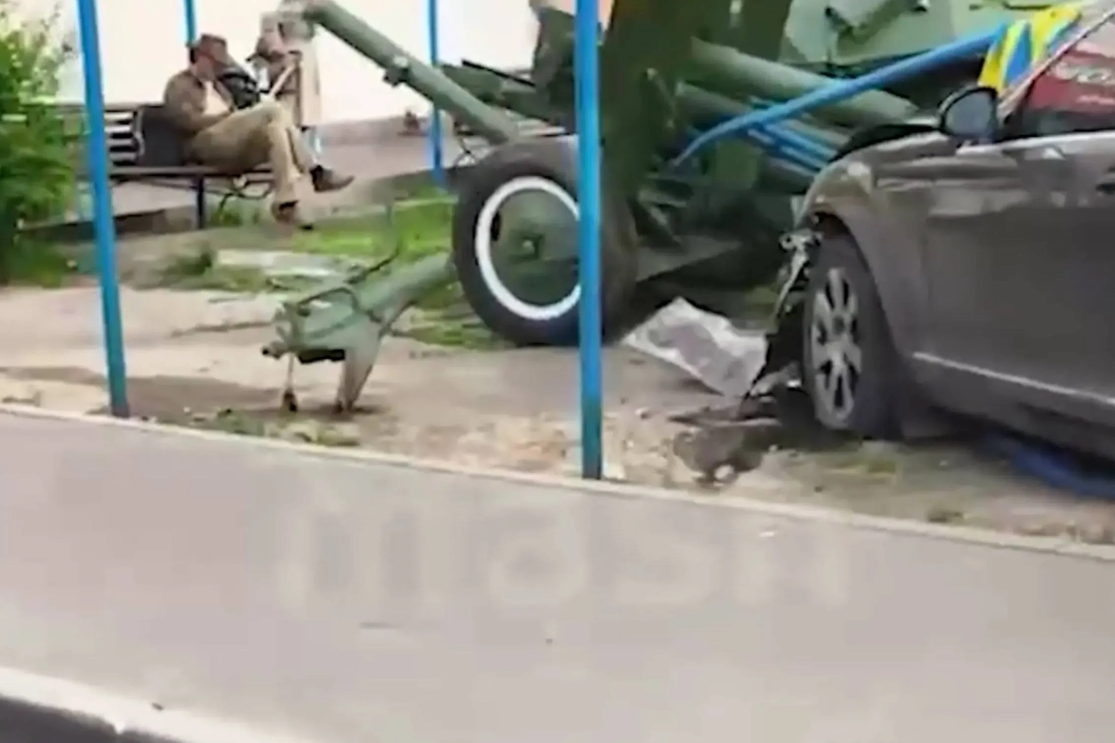 Авто с дипномерами врезалось в пушку в московском сквере