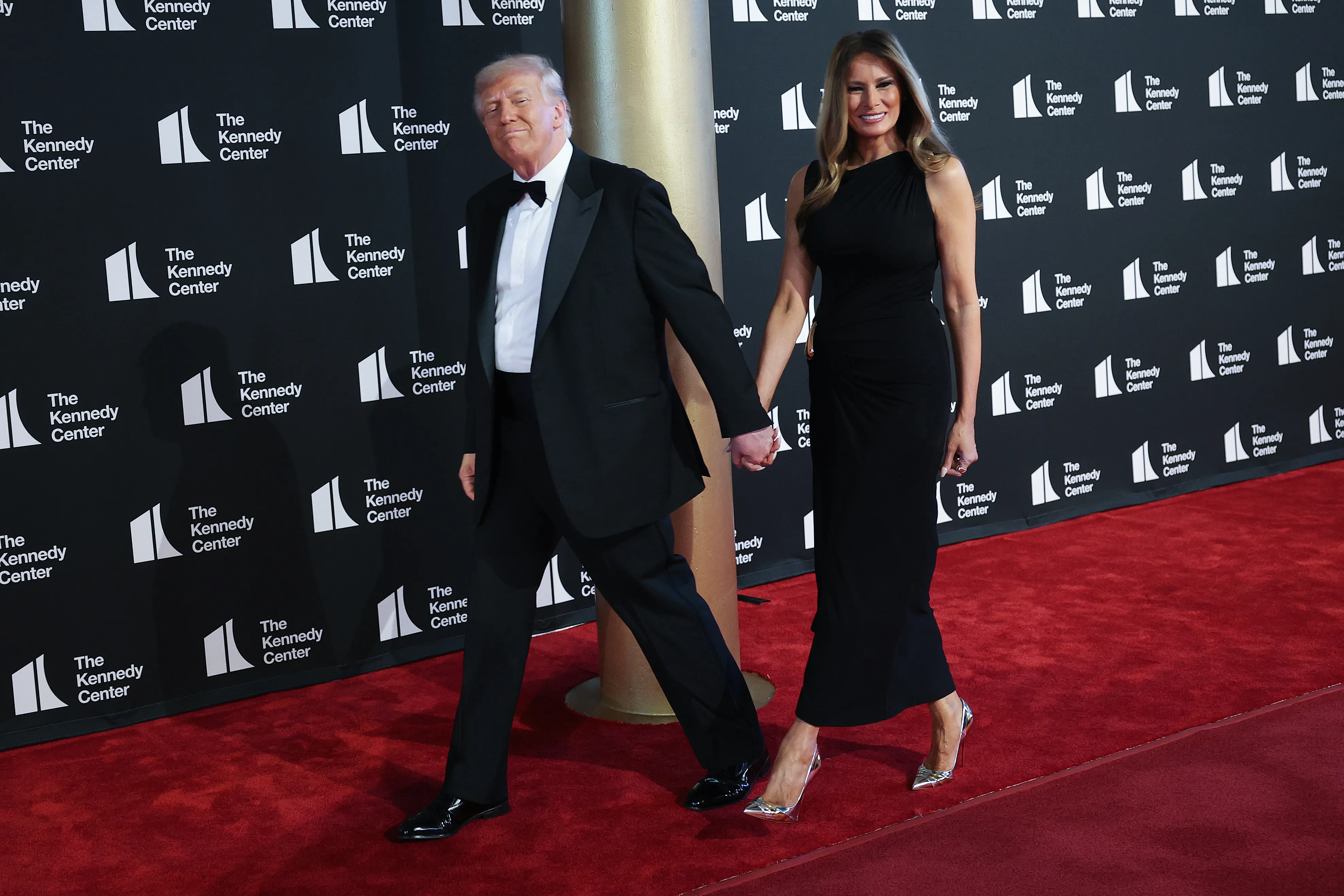Впервые за долгое время: Жена Трампа вышла в свет и покорила всех изысканным платьем