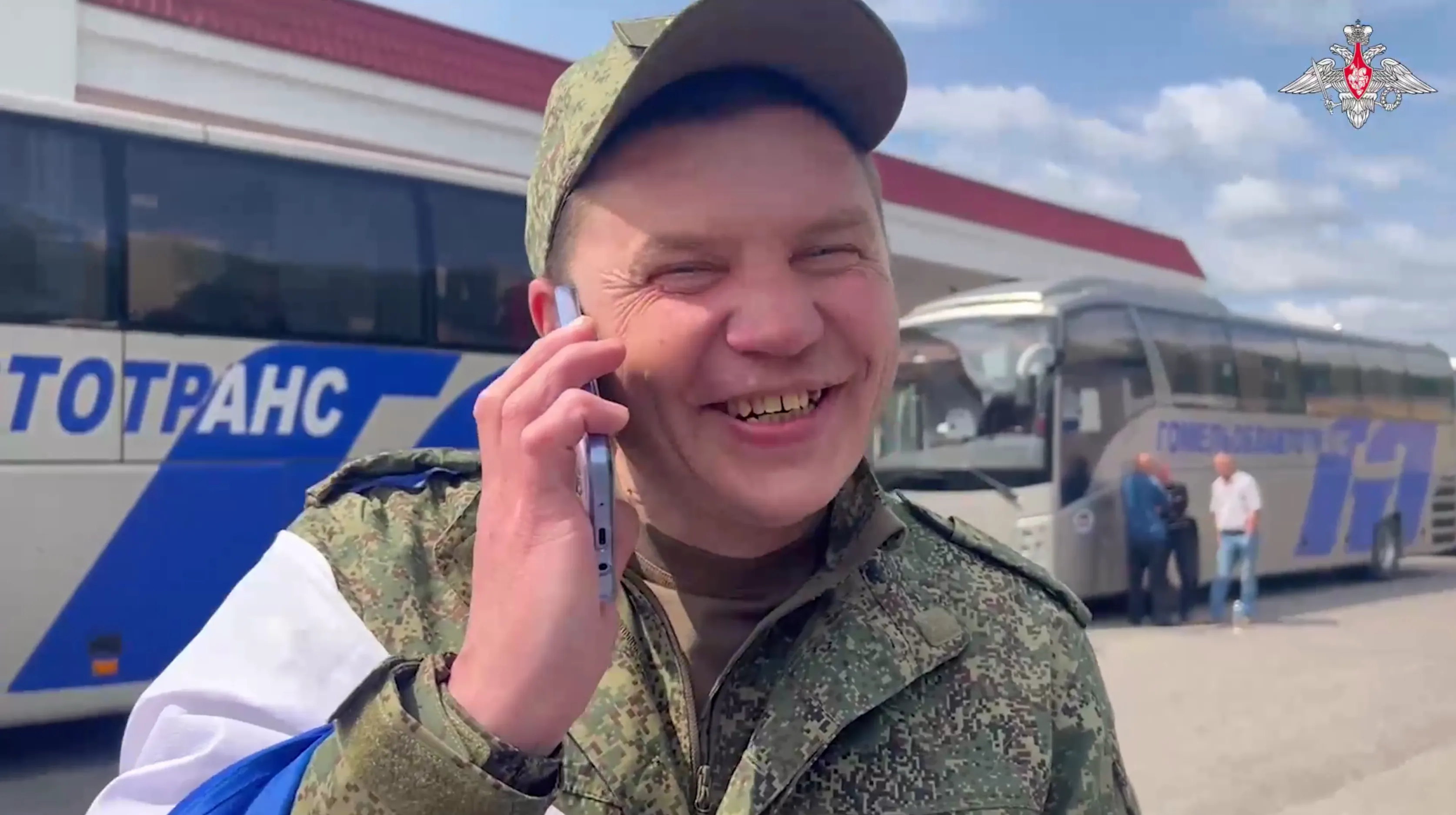 Вернувшиеся из плена российские военные первым делом позвонили родным