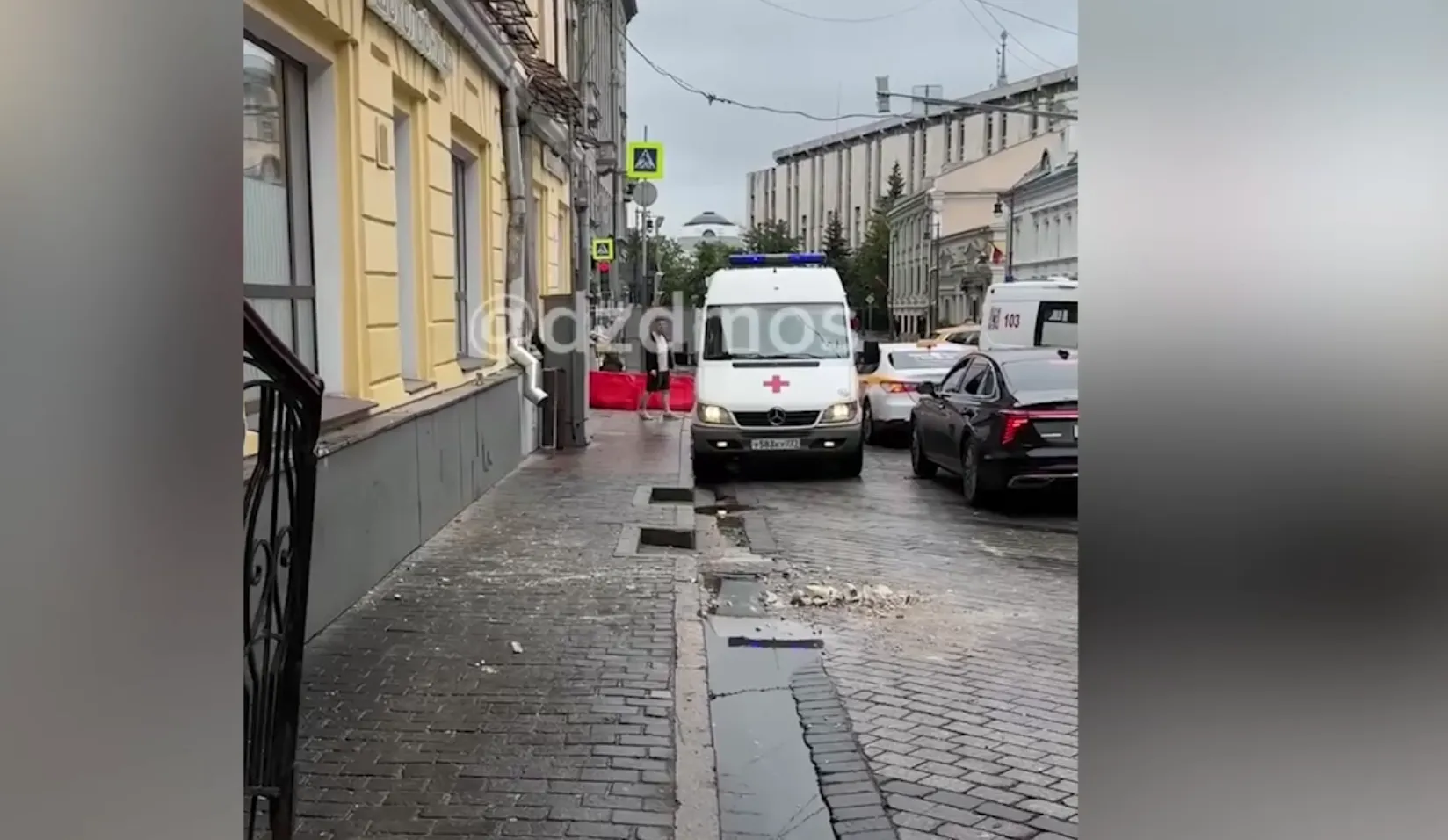 Фасад здания в центре Москве обрушился на головы пешеходам, есть пострадавшие