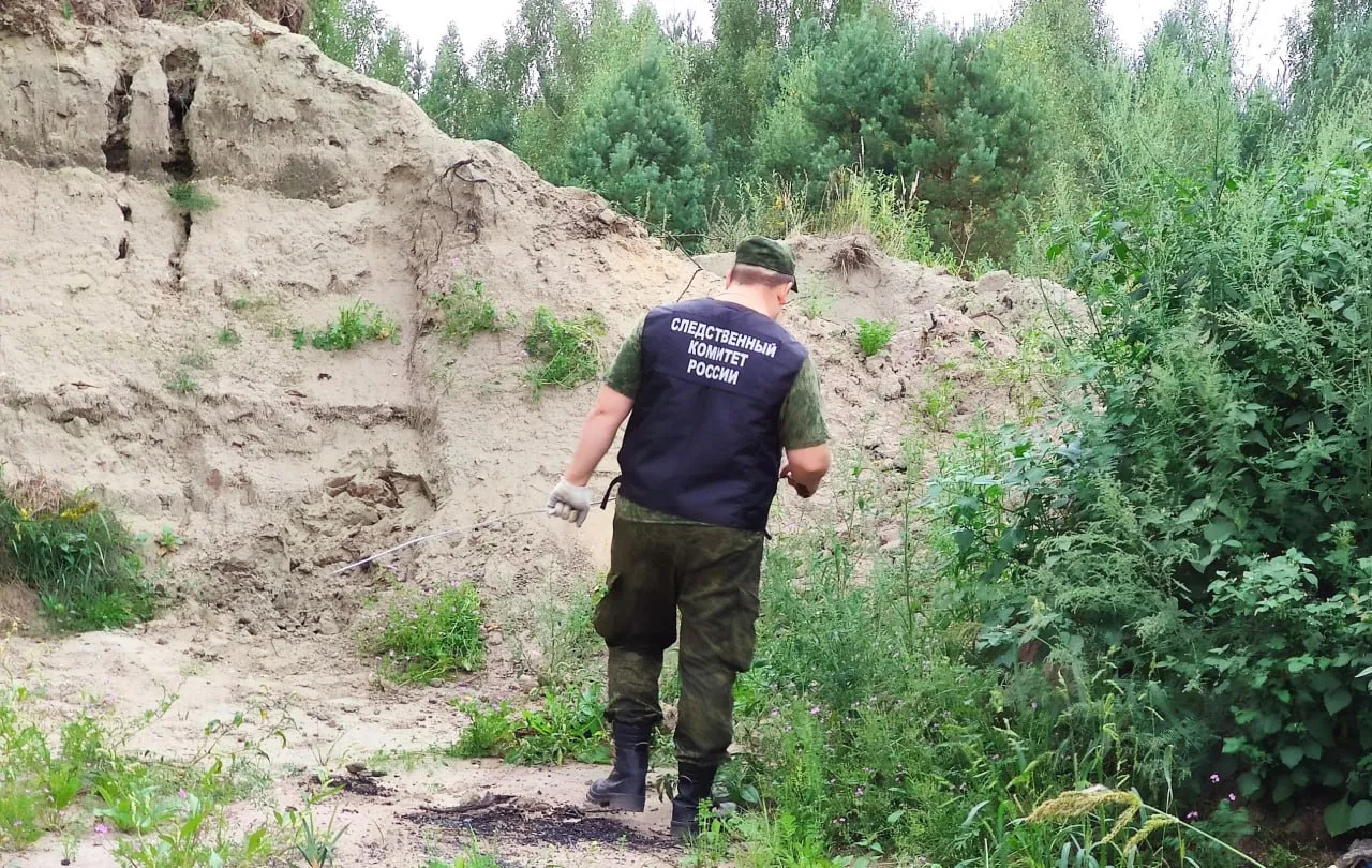 Двое подростков погибли под обвалившимся песком в Брянской области