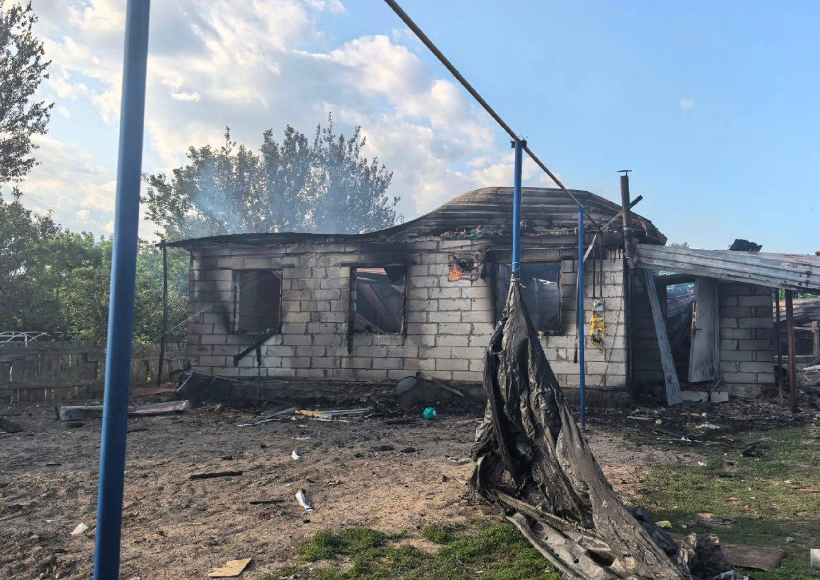 15 частных домов повреждено в результате атаки ВСУ на село в Курской области