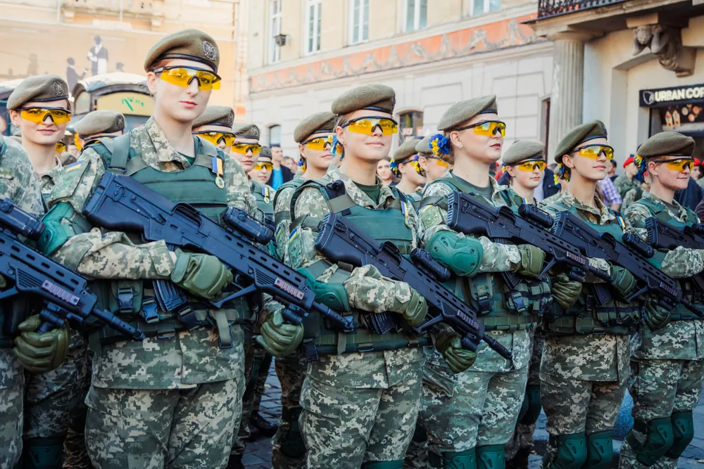 «Через волонтёрство»: Военкор раскрыл, зачем «верхушка» Киева гонит украинок на передовую