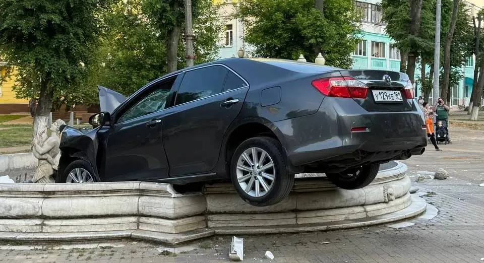 В Подмосковье «тойота» заехала искупаться в фонтане у здания администрации и попала на видео