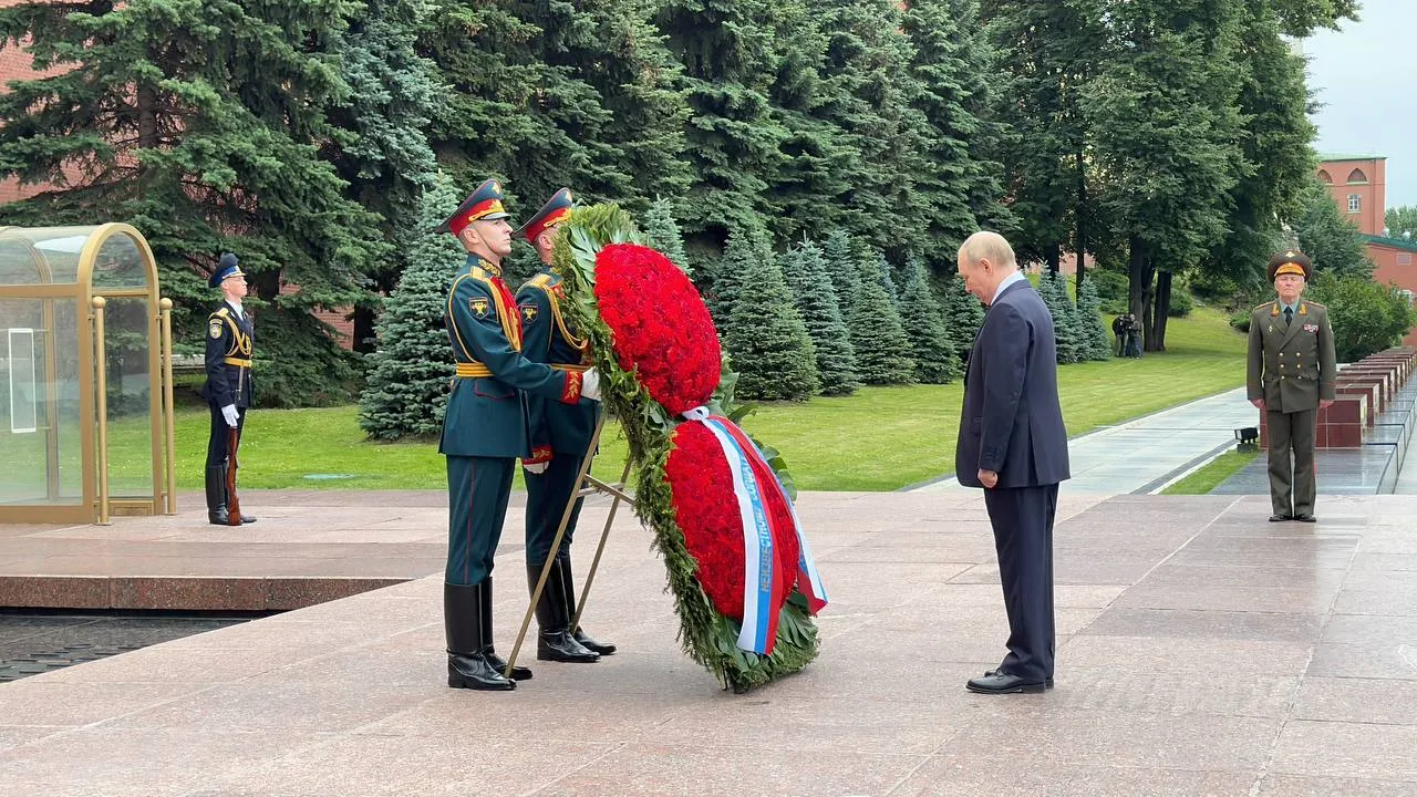 Путин возложил венок к Могиле Неизвестного Солдата у стен Кремля