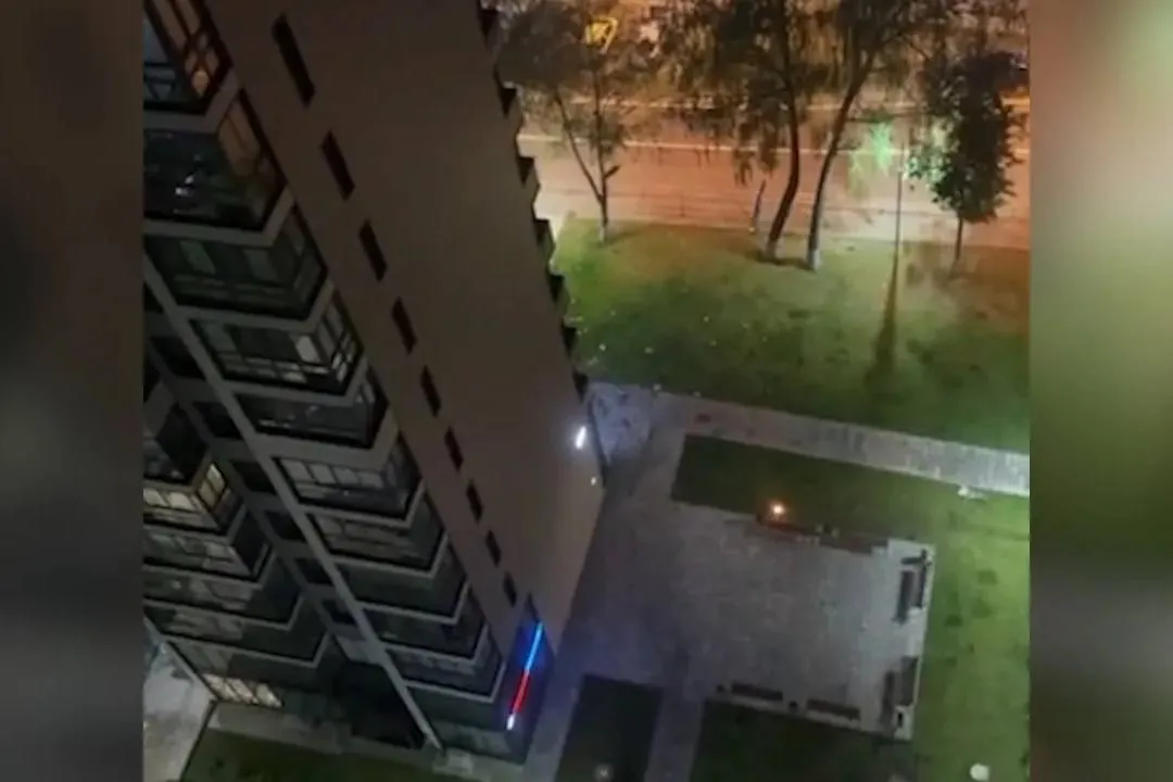 В подмосковном Красногорске упавшие обломки дрона вызвали пожар в многоэтажке