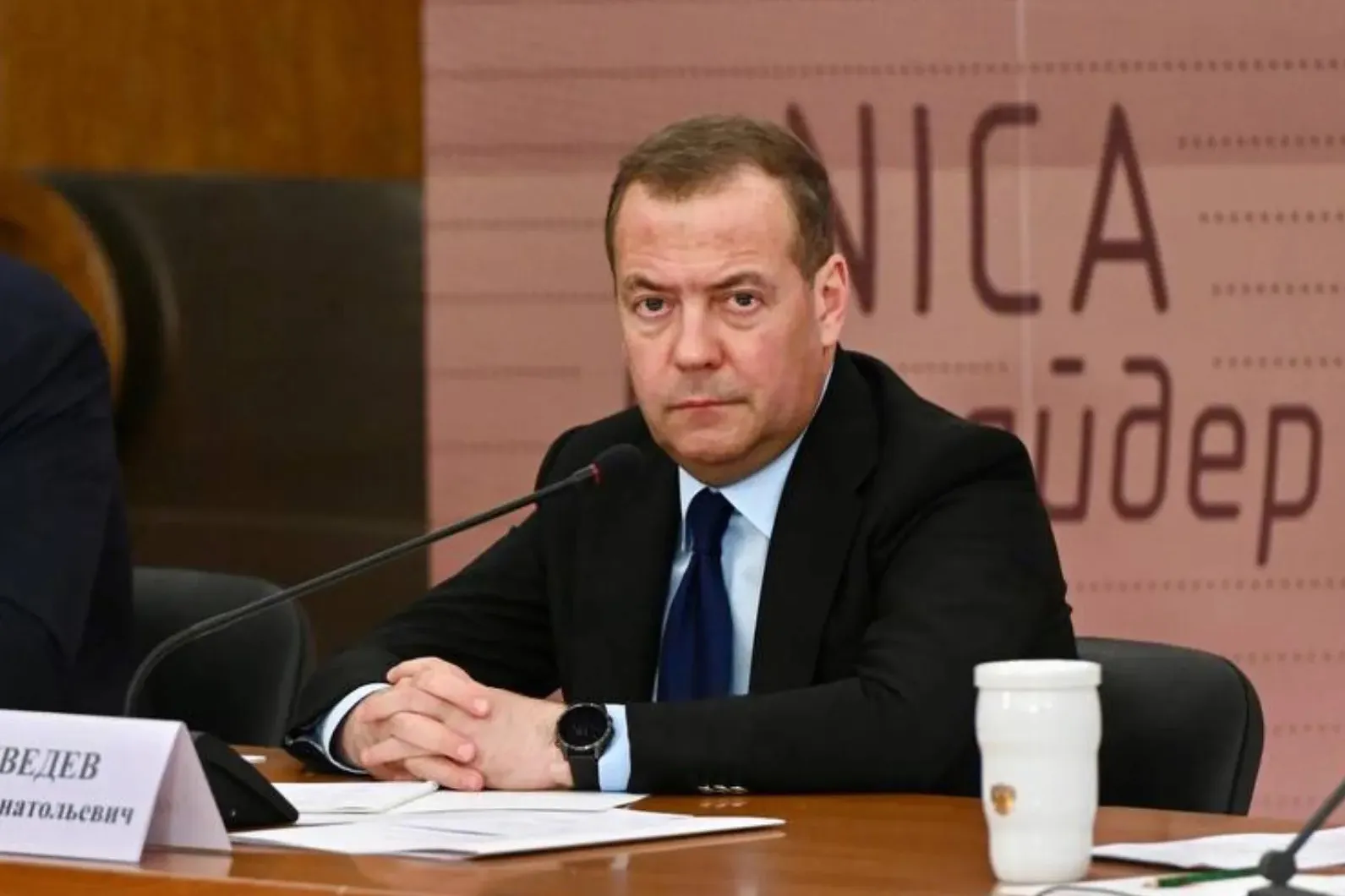 Песков: Медведев твёрдо отстаивает свою точку зрения в споре с Трампом
